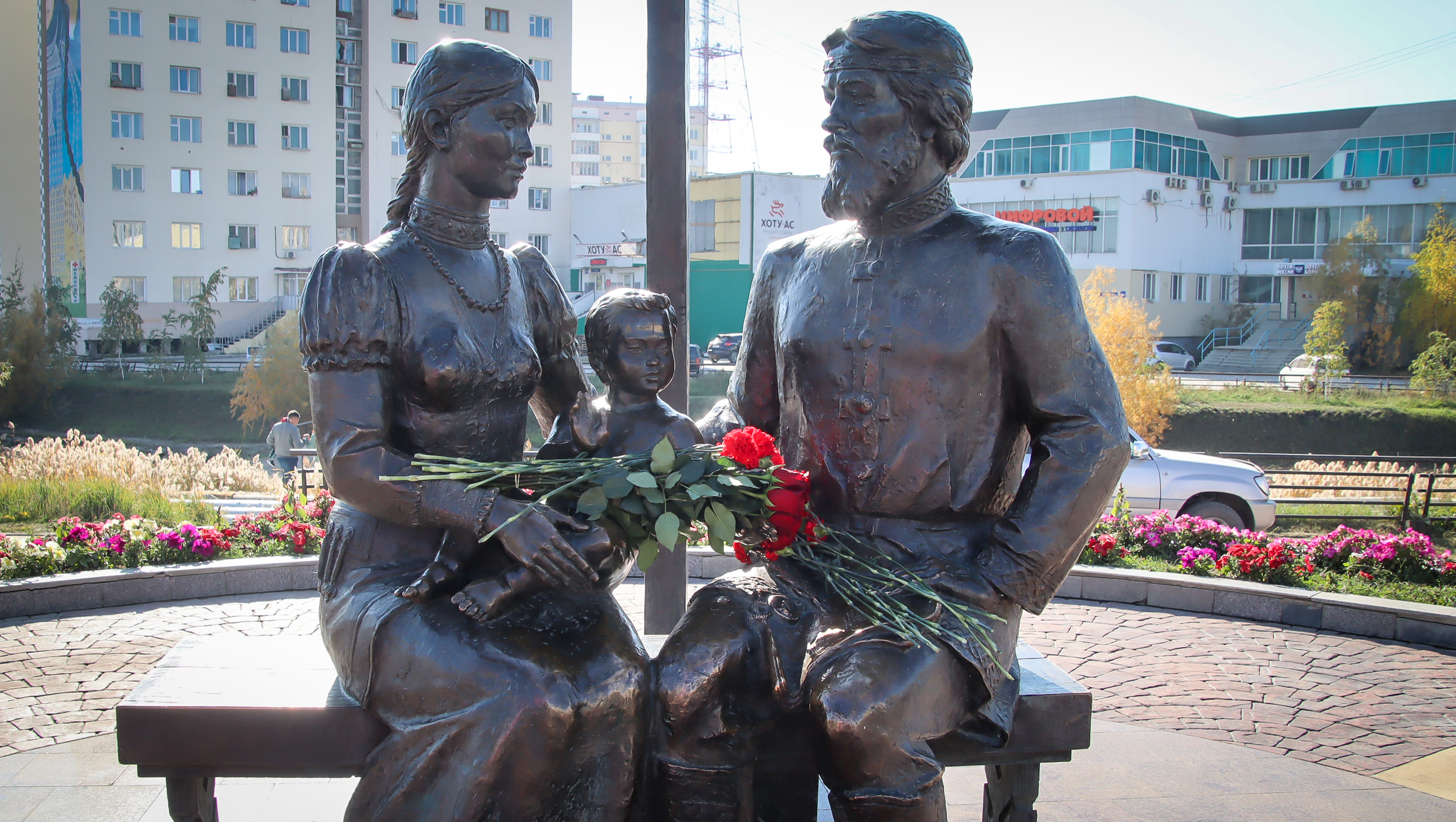 Памятник Семену Дежневу и Абакаяде Якутск