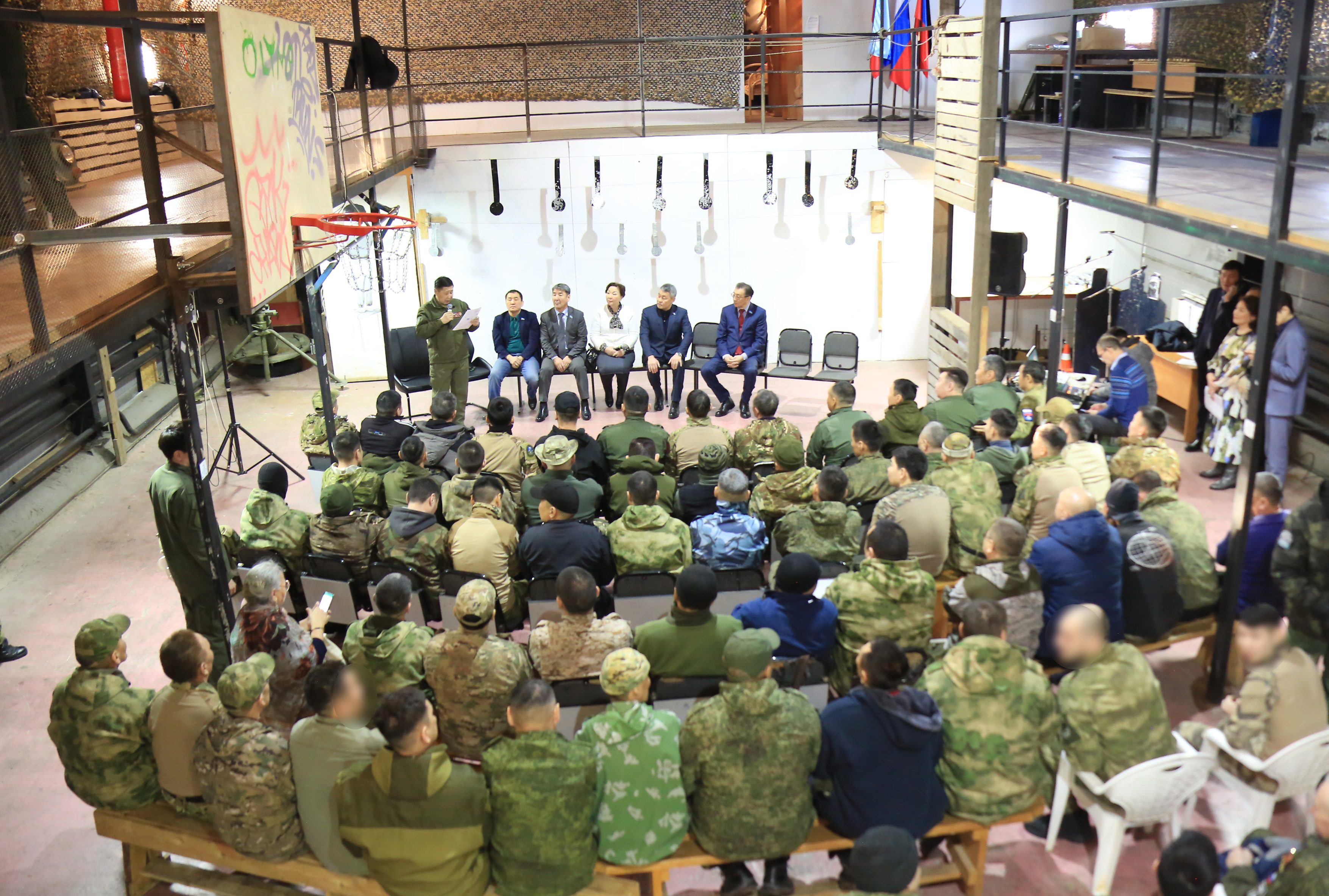 Норуот дьокутааттара &laquo;Боотур&raquo; добровольческай этэрээти кытта көрүстүлэр